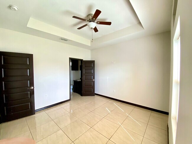 Foto del edificio - 6693 Garden Woods Ave