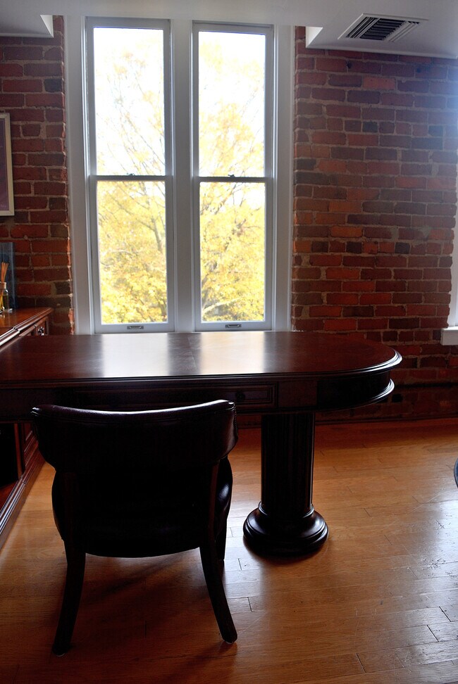 Escritorio con sillas - 229 N Poplar St