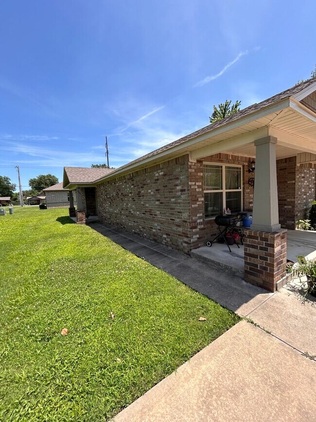 Foto del edificio - 2 BED 2 BATH DUPLEX - $1000 MOVE IN SPECIAL!!