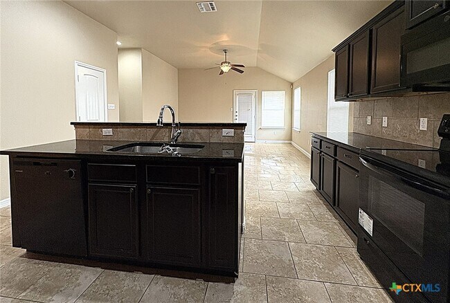 Foto del edificio - 3807 Flatrock Mountain Dr