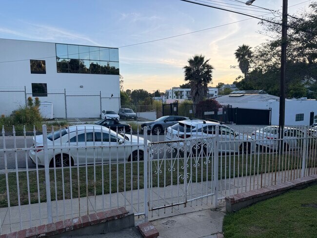 Foto del edificio - 2113 1/2 Aaron St