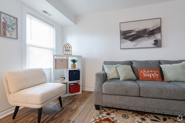 1BR, 1BA - 485SF - Living Room - Anchor Court