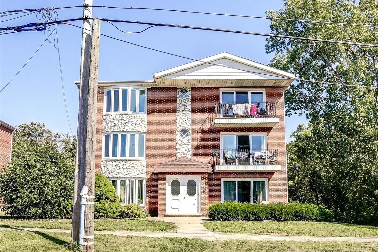 Foto principal - 16035 Laramie Ave