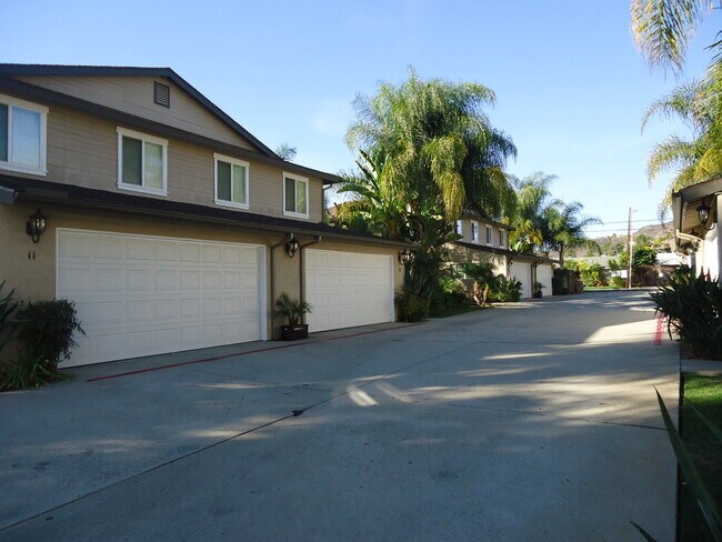 Foto del edificio - GORGEOUS TOWNHOME 3 BR, 2.5 BA, 2 CAR GARAGE