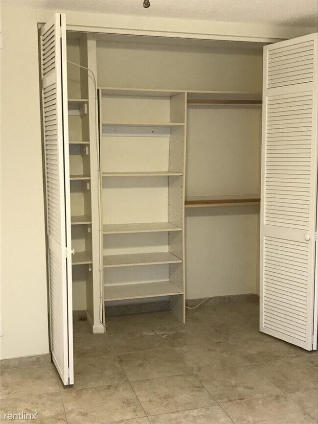 Building Photo - 1 br, 1 bath Apartment - 2040 N University Dr