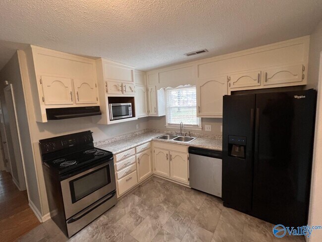 Building Photo - 202 Callaway Ln