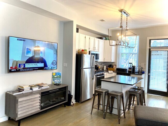 Building Photo - Bright Modern 1 bedroom Condo in DuPont st...