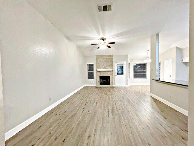 Foto del edificio - 8501 Priest River Dr