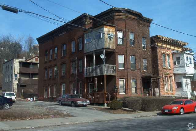 Building Photo - 218 E Main St