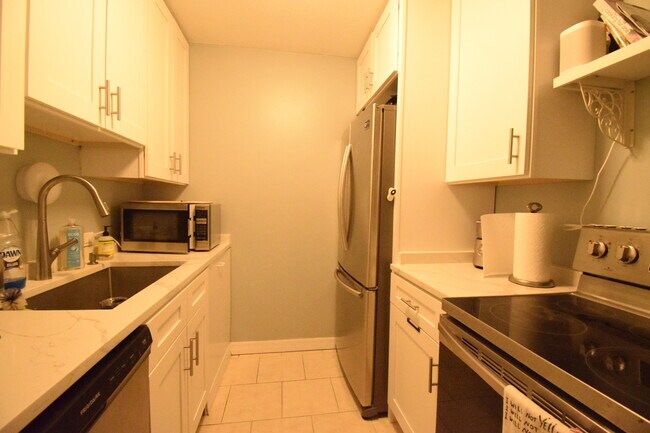Foto del edificio - 2740 N Pine Grove Ave