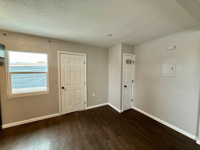 Building Photo - 5593 Hunt Ct