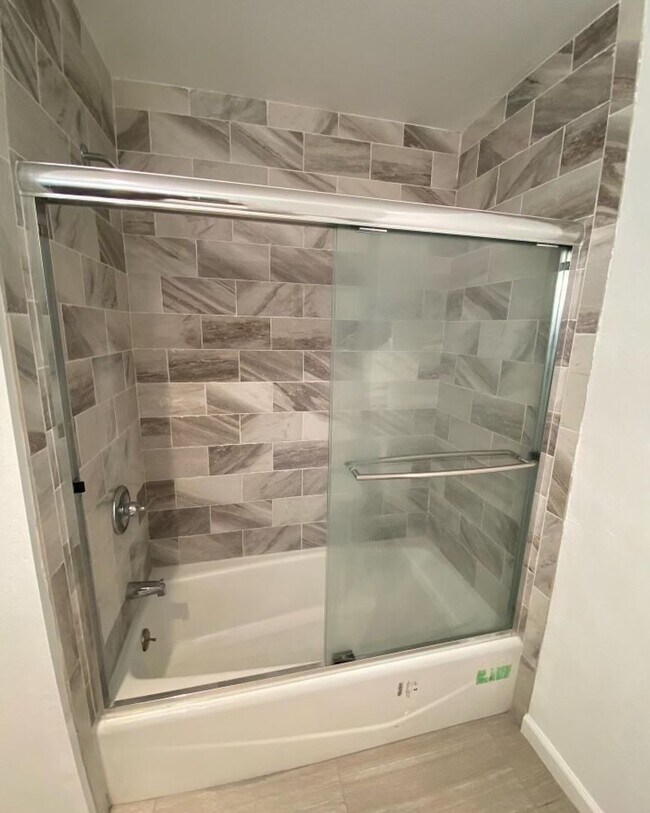 Foto del edificio - Beautifully Renovated 3+2 Creekside Condo in Calabasas