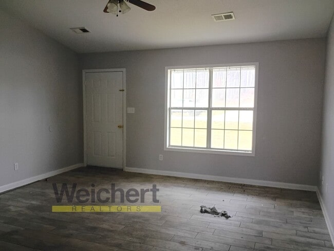 Foto del edificio - Spacious 3BR/2BA with Carport & Large Yard