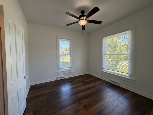 Building Photo - Pet-Friendly 2-Bedroom, 1.5-Bath Apartment in Tilton, IL!