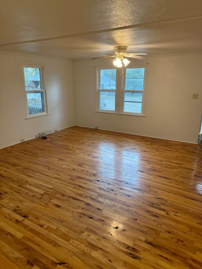 Building Photo - Nice 3 Bedroom Home! Limited Time Rent Spe...