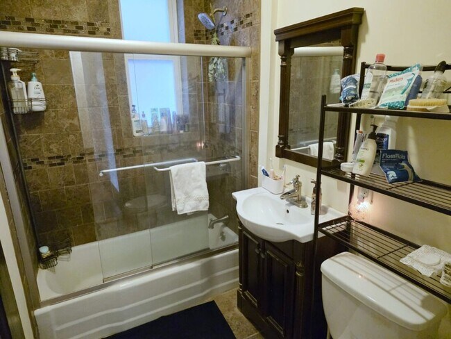 Foto del edificio - No Brokers Fes, Large 3 Bedrooms on on Coolidge Corner, In-Unit Washer and Dryer, Heat, Hot Water...