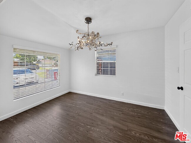 Foto del edificio - 16746 Tupper St