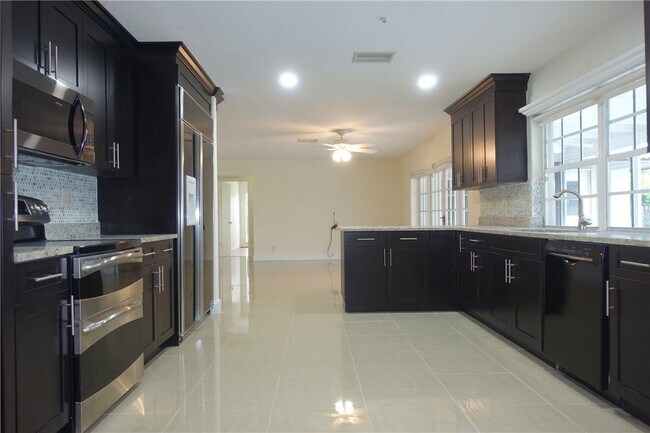 Building Photo - 1540 NW 96th Ave