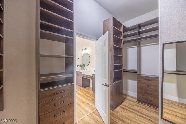 Foto del edificio - 8217 Cabin Springs Ave