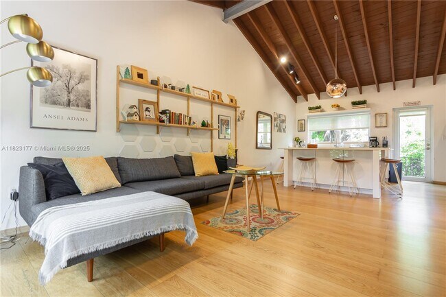 Foto del edificio - 521 NE 68th St
