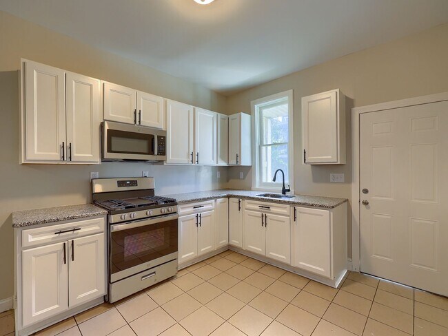 Foto del edificio - Newly Renovated 4 Bedroom Home with Parkin...