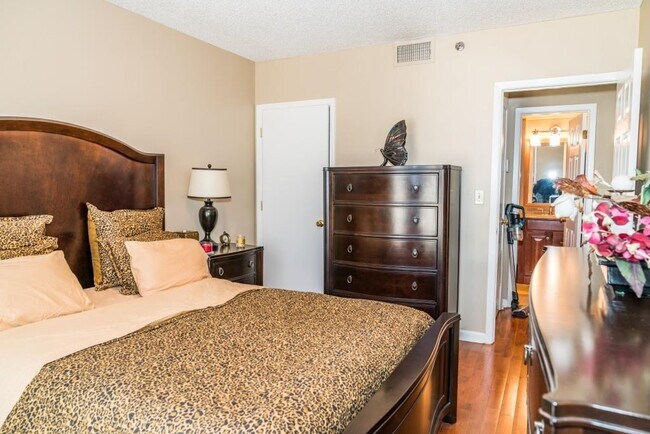 Building Photo - 1280 W Peachtree St NW