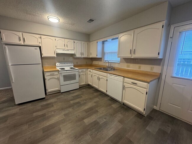 Foto del edificio - 2BR 1BA Triplex • Private Backyard in Downtown Smithville