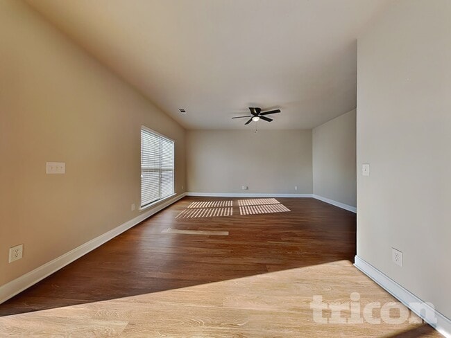 Building Photo - 667 Dandelion Row