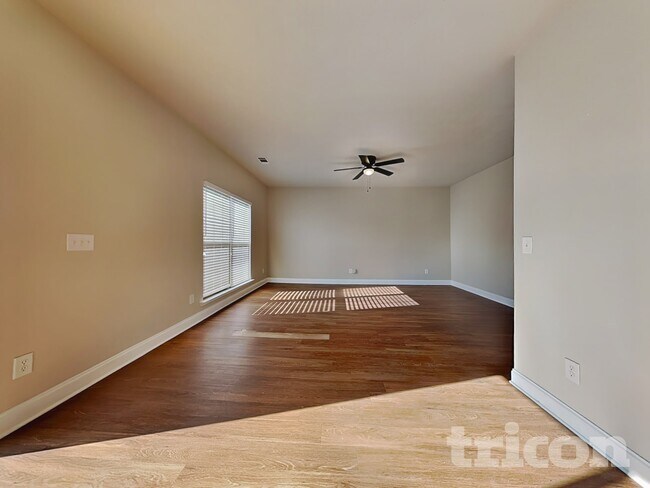 Foto del edificio - 667 Dandelion Row