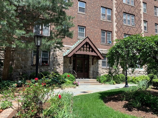 Building Photo - 275 Engle St