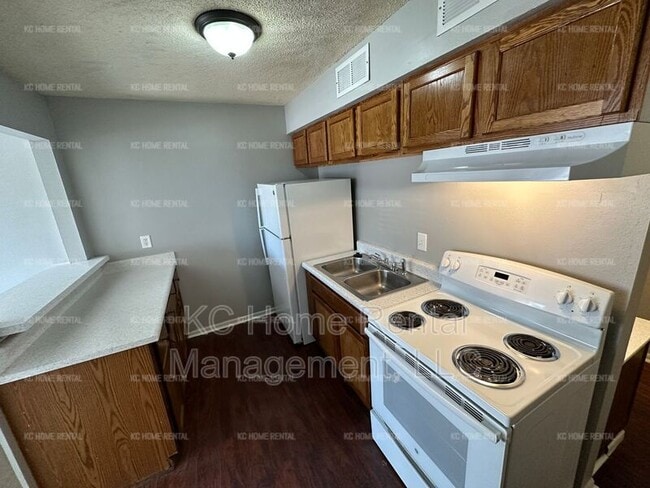 Building Photo - 561 N Somerset Terrace