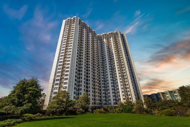 Foto del edificio - 6363 Christie Ave