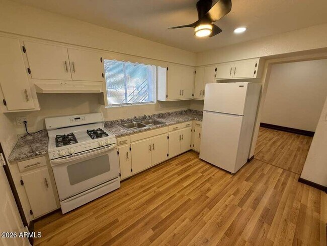 Foto del edificio - 860 E 13th St