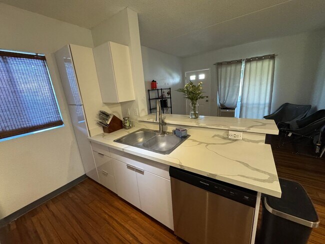Foto del edificio - 2 Bedroom | 1 Bathroom | 2 Parking Stalls