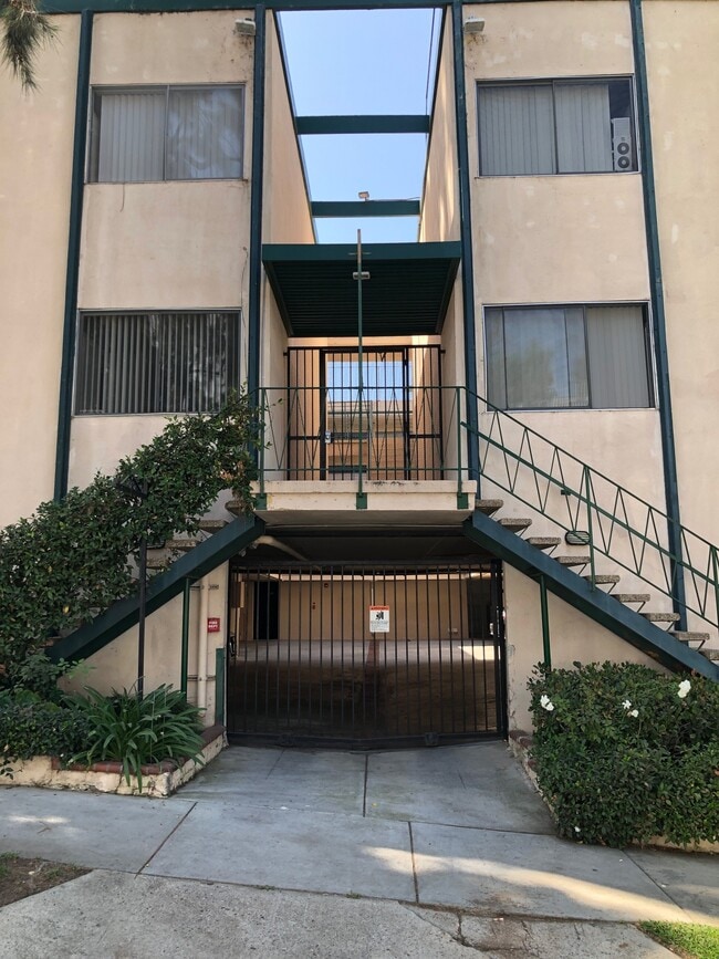 Building Photo - 11017 Strathmore Dr