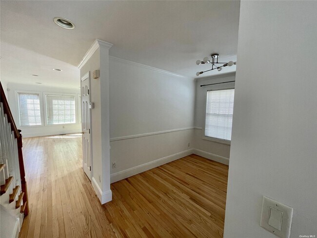 Foto del edificio - 66 Sagamore Hill Dr