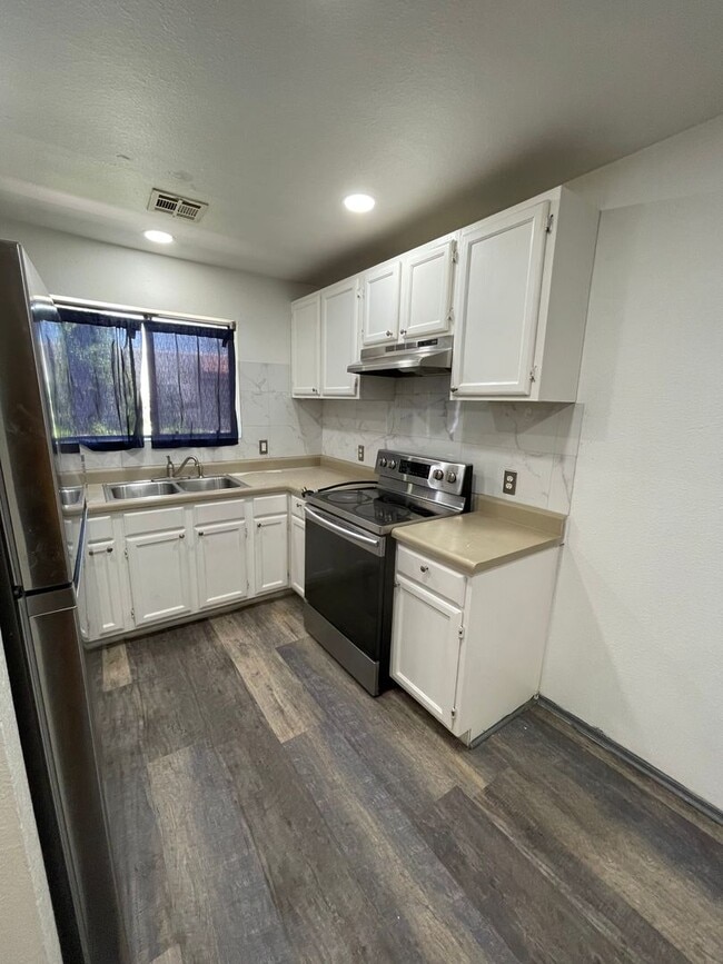 Building Photo - Move-In Ready Townhouse!