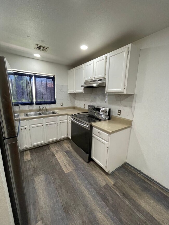 Foto del edificio - Move-In Ready Townhouse!