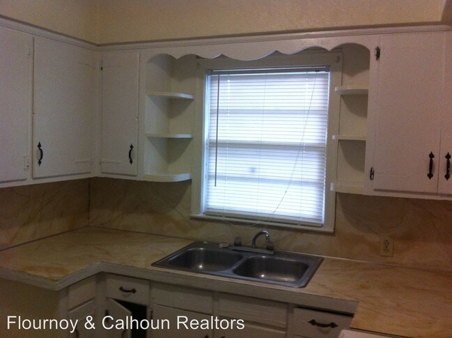 Building Photo - 3 br, 1 bath Apartment - 15 Lowe Drive