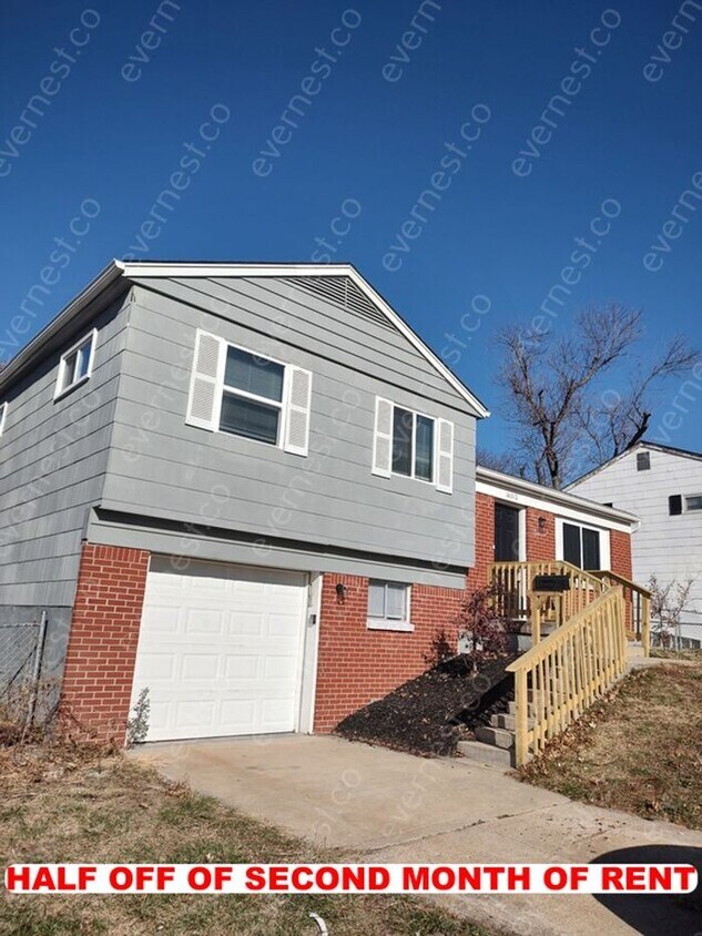 Foto principal - Charming 3-Bedroom Home with Fenced Yard a...
