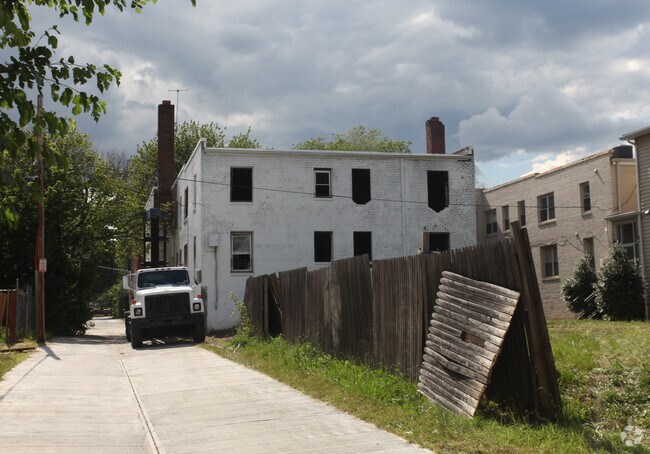 Building Photo - 417 18th St NE