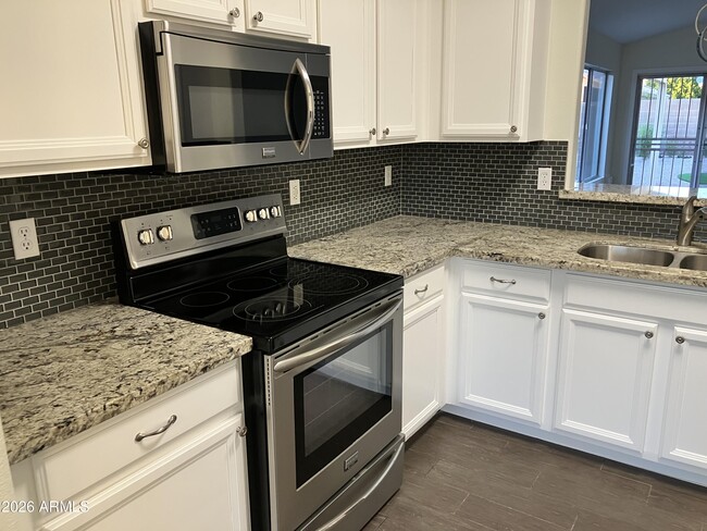 Building Photo - 2240 E Aire Libre Ave