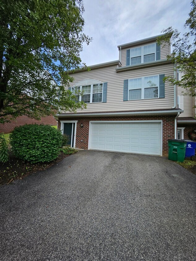 Foto principal - 900 Oaktree Blvd