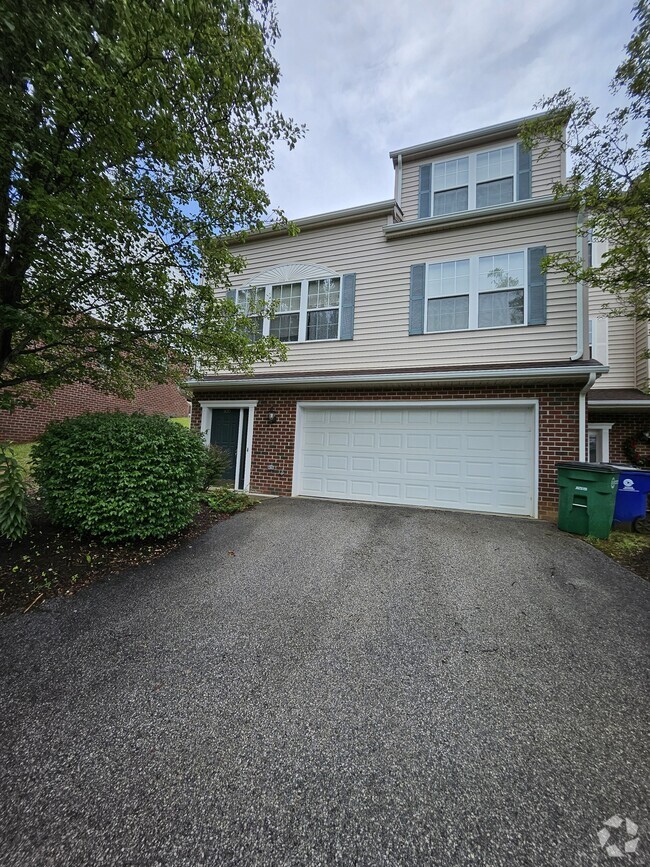 Building Photo - 900 Oaktree Blvd