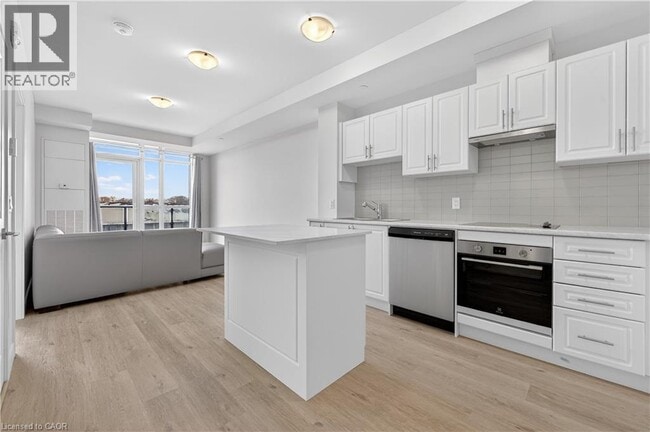 Building Photo - 461 Green Rd