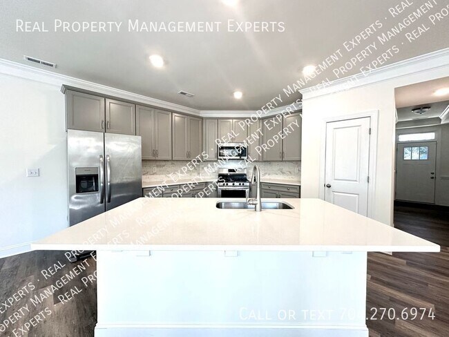 Building Photo - Charming 3BR/2.5BA Townhouse in Harrisburg!