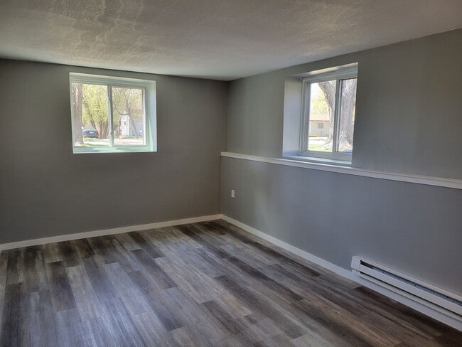 Building Photo - 842 3rd St