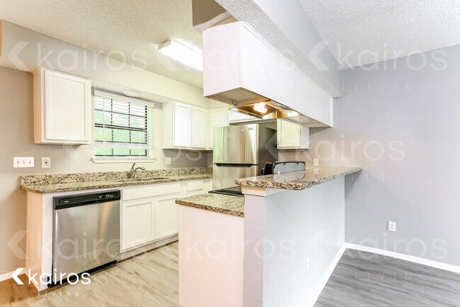 Foto del edificio - 2142 Woodnote