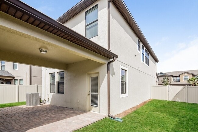 Building Photo - Gorgeous Wiregrass Home with Privacy Backw...