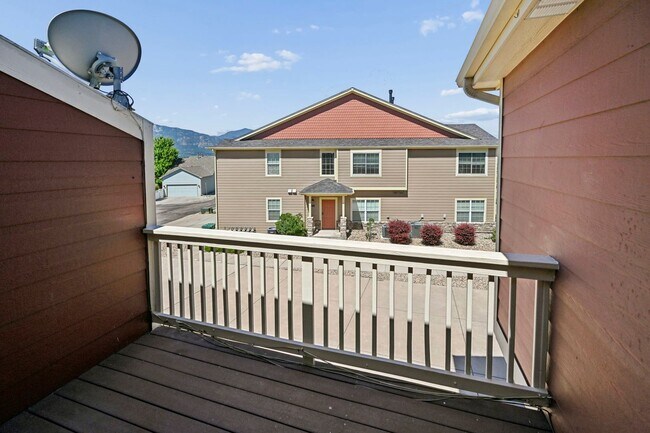 Building Photo - Warm and Inviting 2 Bedroom, 2 Full Bath Upper Unit with Central A/C and Mountain Views!
